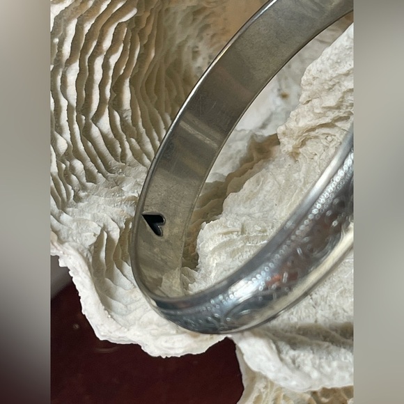 Beautiful Vintage Silver Tone Hollow Bangle Floral Etched Bracelet Heart Cutouts - Picture 4 of 7